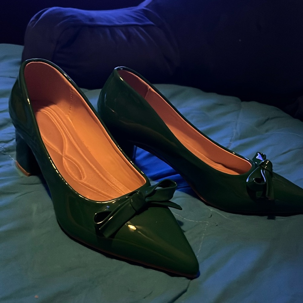 Emerald green chunky heel shoes with bow